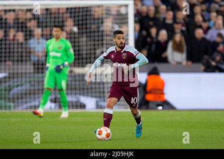 LONDRES, ROYAUME-UNI. 17th MARS Manuel Lanzini de West Ham contrôle le ballon lors du match de l'UEFA Europa League entre West Ham United et Sevilla FC au stade de Londres, Stratford, le jeudi 17th mars 2022. (Credit: Federico Maranesi | MI News) Credit: MI News & Sport /Alay Live News Banque D'Images