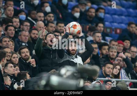 Lyon, France. 17th mars 2022. Les supporters de Lyon lors de l'UEFA Europa League, Round of 16, match de football à 2nd jambes entre l'Olympique Lyonnais (Lyon) et le FC Porto le 17 mars 2022 au stade Groupama de Decines-Charpieu près de Lyon, France crédit: Agence photo indépendante/Alamy Live News Banque D'Images