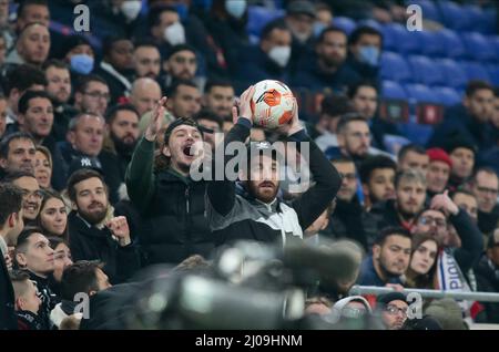 Lyon, France. 17th mars 2022. Les supporters de Lyon lors de l'UEFA Europa League, Round of 16, match de football à 2nd jambes entre l'Olympique Lyonnais (Lyon) et le FC Porto le 17 mars 2022 au stade Groupama de Decines-Charpieu près de Lyon, France crédit: Live Media Publishing Group/Alay Live News Banque D'Images