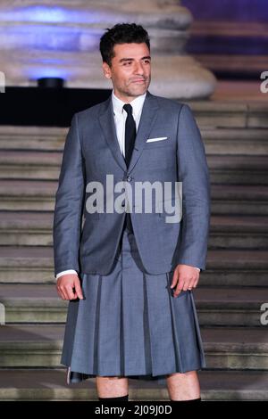 Londres, Royaume-Uni. 17th mars 2022. Oscar Isaac arrive à la projection spéciale de Moon Knight le jeudi 17 mars 2022 au British Museum Credit: Julie Edwards/Alamy Live News Banque D'Images