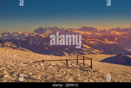 Vue panoramique alipne et la neige vue depuis le Mont Rigi Kulm Kaltbad près de Gersau Suisse Banque D'Images