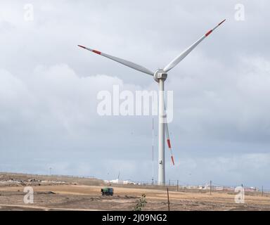 Grande éolienne côtière sur Gran Canaria, îles Canaries, Espagne Banque D'Images