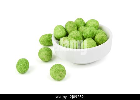 Arachides enrobées de Wasabi isolées sur fond blanc Banque D'Images