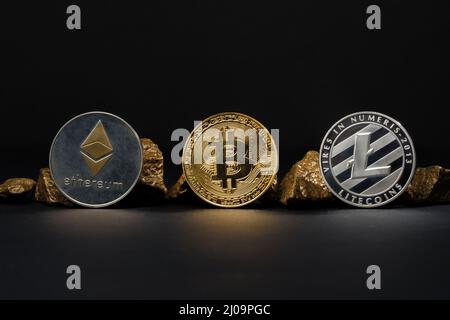 Cryptocurrencys Ethereum, Bitcoin Litecoin, et butte de l'or - concept d'affaires libre de droit Banque D'Images