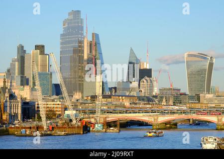 Londres, Royaume-Uni, 17th mars 2022. La lune de Worm s'élève derrière la ville de Londres. C'est la troisième pleine lune de 2022 et la dernière de cet hiver dans l'hémisphère Nord. On pense que le nom provient des plâtres de ver de terre qui deviendraient visibles après la fonte de la neige ou les larves de coléoptère qui débuteraient pour émerger de l'écorce des arbres. Crédit : onzième heure Photographie/Alamy Live News Banque D'Images