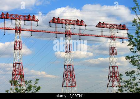 Le mât de ligne haute tension va de la centrale hydroélectrique de Dnieper, centrale nucléaire de Zaporozhye. Zaporizhzhia, Energodar, Ukraine Banque D'Images