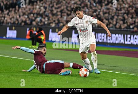 Londres, Royaume-Uni. 17th mars 2022. Oliver Torres (Sevilla) passe devant Pablo Fornals (West Ham) lors du match de l'UEFA Europa League à l'ouest du Ham contre Séville au stade de Londres, Stratford, Londres, Royaume-Uni. Crédit : MARTIN DALTON/Alay Live News Banque D'Images