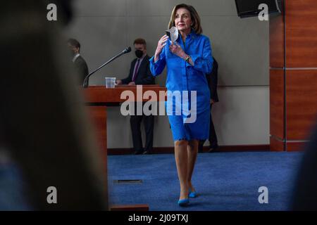 Washington, États-Unis. 17th mars 2022. La conférencière de la Chambre Nancy Pelosi (D-CA) arrive pour sa conférence de presse hebdomadaire à HVC/Capitol Hill à Washington DC, Etats-Unis. Crédit : SOPA Images Limited/Alamy Live News Banque D'Images