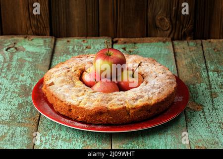 Gâteau aux pommes rond délicieux fait maison avec pommes rouges fraîches au milieu de l'horizontale Banque D'Images