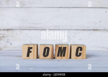 FOMO concept écrit sur des cubes ou des blocs en bois, sur fond blanc en bois. Banque D'Images