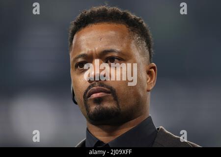 Turin, Italie, le 16th mars 2022. L'ancien Juventus, Manchester United et Patrice Evra, joueur de l'équipe nationale de France, regarde pendant le commentaire sur les pas de l'Amazon Prime avant le match de la Ligue des champions de l'UEFA à l'Allianz Stadium de Turin. Crédit photo à lire: Jonathan Moscrop / Sportimage crédit: Sportimage / Alay Live News Banque D'Images