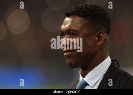 Turin, Italie, le 16th mars 2022. L'ancien footballeur Clarence Seedorf sourit lors du commentaire sur Amazon Prime lors du match de pré-match de la Ligue des champions de l'UEFA à l'Allianz Stadium de Turin. Crédit photo à lire: Jonathan Moscrop / Sportimage crédit: Sportimage / Alay Live News Banque D'Images