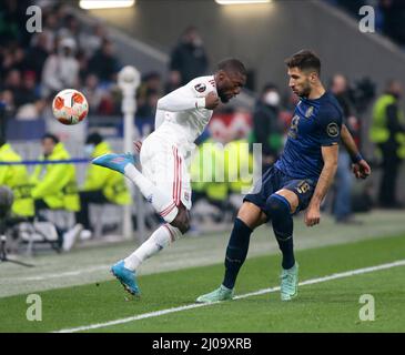 Lyon, France. 17th mars 2022. Karl Toko Ekambi de l'Olympique Lyonnais et Marko Grujic du FC Porto lors de l'UEFA Europa League, Round de 16, match de football à 2nd jambes entre l'Olympique Lyonnais (Lyon) et le FC Porto le 17 mars 2022 au stade Groupama à Decines-Charpieu près de Lyon, France - photo Nderim Kaceli / DPPI crédit : DPPI Media/Alamy Live News Banque D'Images