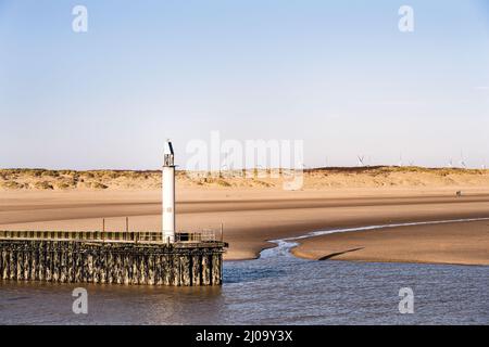 Entrée du port de Rye, balise à l'embouchure de la rivière Rother en direction des sables de concombre Banque D'Images