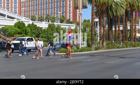 Nevada USA 5 septembre 2021 Un groupe de touristes traverse Las Vegas Boulevard entre les hôtels Mirage et le Venetian Resort. Banque D'Images