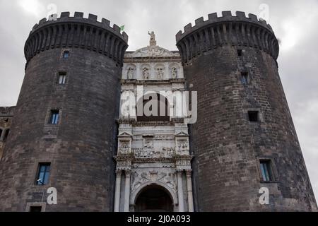 Castel Nuovo (château Maschio Angioino, ou nouveau château), Naples, région Campanie, Italie Banque D'Images