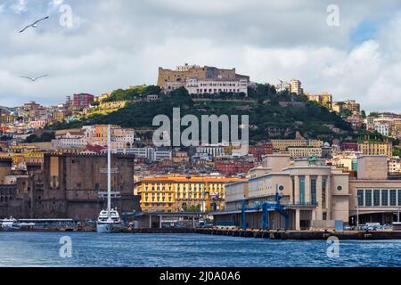 Castel sant'Elmo sur une colline surplombant le port, Naples, région Campanie, Italie Banque D'Images