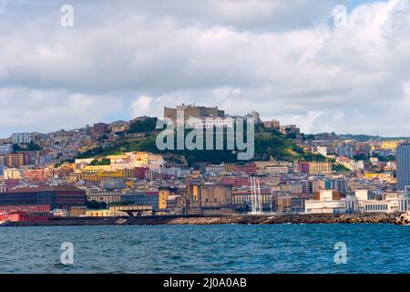 Castel sant'Elmo sur une colline surplombant le port, Naples, région Campanie, Italie Banque D'Images