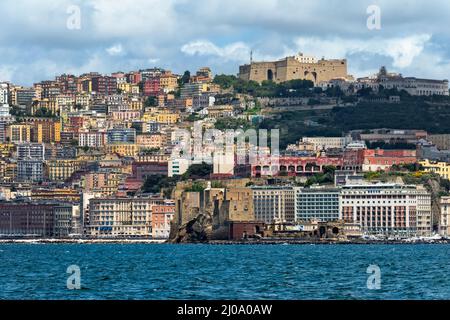 Castel sant'Elmo sur une colline surplombant le port, Naples, région Campanie, Italie Banque D'Images