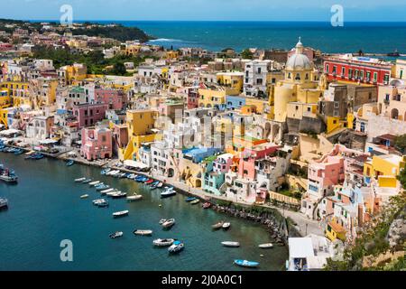 Sanctuaire de Santa Maria delle Grazie et maisons colorées le long du port, Procida, Naples, région de Campanie, Italie Banque D'Images