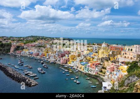 Sanctuaire de Santa Maria delle Grazie et maisons colorées le long du port, Procida, Naples, région de Campanie, Italie Banque D'Images