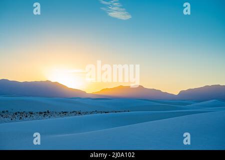 Cadre ensoleillé derrière les montagnes de San Andres avec lumière bleue au-dessus du parc national de White Sand Dunes Banque D'Images