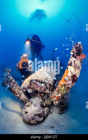 Une équipe de tournage (MR) filmote un avion japonais de la Seconde Guerre mondiale au fond de Truk Lagoon, Chuuk, Micronésie. Banque D'Images