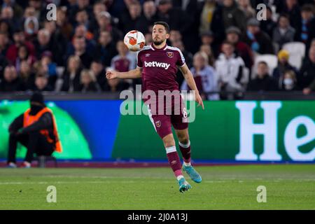 LONDRES, ROYAUME-UNI. 17th MARS Pablo Fornals de West Ham contrôle le ballon lors du match de l'UEFA Europa League entre West Ham United et Sevilla FC au stade de Londres, Stratford, le jeudi 17th mars 2022. (Credit: Federico Maranesi | MI News) Credit: MI News & Sport /Alay Live News Banque D'Images