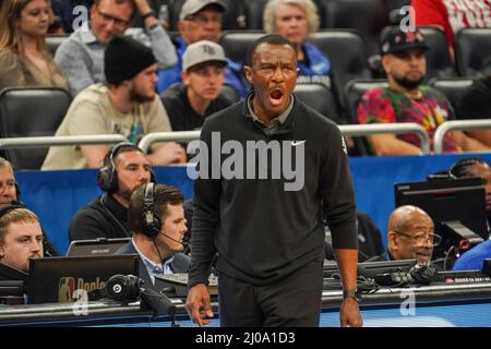 Orlando, Floride, États-Unis, 17 mars 2022, Detroit pistons Head Coach Dwane Casey au centre Amway. Credit: Marty Jean-Louis/Alay Live News Banque D'Images