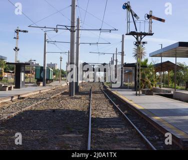 Gare sans personnes par temps ensoleillé. Banque D'Images