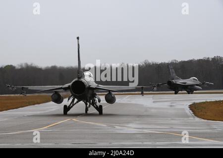 US Air Force F-16C Block 52 avions de chasse de la South Carolina Air National Guard's 169th Fighter Wing, McEntyre joint National Guard base, Caroline du Sud, taxi à l'appui de l'opération Noble Defender (OND) du Commandement de la défense aérospatiale de l'Amérique du Nord (NORAD), le 16 mars 2022. Dans le cadre de l'OND, qui est une opération récurrente, la région continentale des États-Unis du NORAD (CONR) a coordonné et mené des opérations d'interception d'aéronefs binationaux tout en lançant simultanément des avions à partir de différents endroits de la côte est des États-Unis. Cette itération d'OND, impliquant First Air Force et Air Banque D'Images