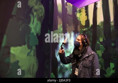 Austin, États-Unis. 12th mars 2022. Un homme fait l'expérience de la croissance des plantes dans un environnement naturel avec un dispositif AR lors de la conférence et des festivals South by Southwest (SXSW) à Austin, Texas, États-Unis, le 12 mars 2022. Le SXSW est un conglomérat de projections de films, de médias interactifs, de festivals de musique et de conférences, faisant de la capitale de l'État américain du Texas un océan de découvertes et d'innovations intersectorielles. Credit: Xu Jianmei/Xinhua/Alamy Live News Banque D'Images