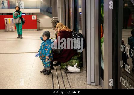 Cracovie, Pologne. 17th mars 2022. Un jeune réfugié ukrainien est vu avec sa mère à la gare de Cracovie. En tant que deuxième plus grande ville de Pologne, Cracovie accueille aujourd'hui plus de 100 000 000 réfugiés ukrainiens, représentant 5 % du nombre total de réfugiés ukrainiens en Pologne. (Photo de Hesther ng/SOPA Images/Sipa USA) crédit: SIPA USA/Alay Live News Banque D'Images