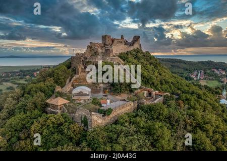 Château médiéval de Szigliget près du lac Balaton avec palais récemment restauré et tours ciel spectaculaire de coucher de soleil Banque D'Images