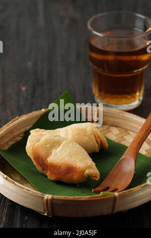 Pisang Molen Goreng, Banana frite avec Sweet Batter Wrap, populaire indonésien Street Food. Servi avec du thé Banque D'Images