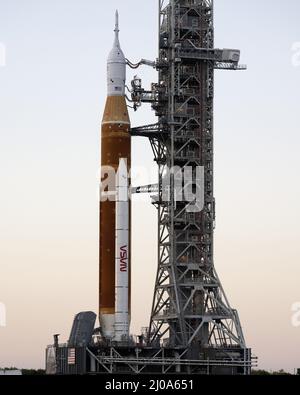 Floride, États-Unis. 17th mars 2022. La première fusée SLS (Space Launch System) de la NASA et l'engin spatial Orion se lancent du bâtiment d'assemblage de véhicules vers le complexe de lancement 39B le jeudi 17 mars 2022. Le SLS sera utilisé pour lancer des équipes sur la lune et au-delà dans le cadre du programme Artemis de l'Agence. Crédit : UPI/Alay Live News Banque D'Images