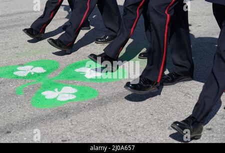 St. Louis, États-Unis. 17th mars 2022. La Garde d'honneur du Service des incendies de Saint-Louis se tient à pied au-dessus des trèfle verts peints dans la rue pendant la parade de la Saint-Patrick Hibernian à Saint-Louis le jeudi 17 mars 2022. Photo par Bill Greenblatt/UPI crédit: UPI/Alay Live News Banque D'Images