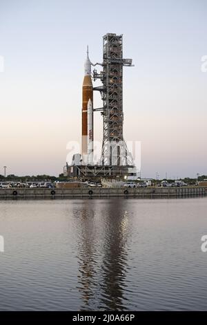 Floride, États-Unis. 17th mars 2022. La première fusée SLS (Space Launch System) de la NASA et l'engin spatial Orion se lancent du bâtiment d'assemblage de véhicules vers le complexe de lancement 39B le jeudi 17 mars 2022. Le SLS sera utilisé pour lancer des équipes sur la lune et au-delà dans le cadre du programme Artemis de l'Agence. Crédit : UPI/Alay Live News Banque D'Images