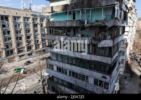 Kiev, Ukraine. 17th mars 2022. Vue sur un bâtiment résidentiel détruit par des bombardements russes. Alors que la Russie intensifie les bombardements offensifs et les frappes aériennes tout en encerclant la capitale ukrainienne, un bâtiment résidentiel a été frappé par des bombardements mercredi matin, le 16 mars 2022, tuant au moins un civil et en blessant des dizaines de personnes. (Photo par Alex Chan TSZ Yuk/SOPA Images/Sipa USA) crédit: SIPA USA/Alay Live News Banque D'Images