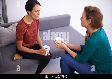 Discussion rapide sur le café. Photo de deux femmes professionnelles ayant une discussion dans un cadre de bureau informel. Banque D'Images