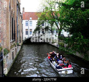 Bateaux touristiques lors d'une excursion en bateau sur le canal intérieur à Bruges, Belgique. Banque D'Images