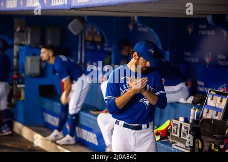 Jordan Romano, pichet des Blue Jays de Toronto, attend dans le dugout avec l'outfielder Randal Grichuk en arrière-plan au Centre Rogers. Banque D'Images