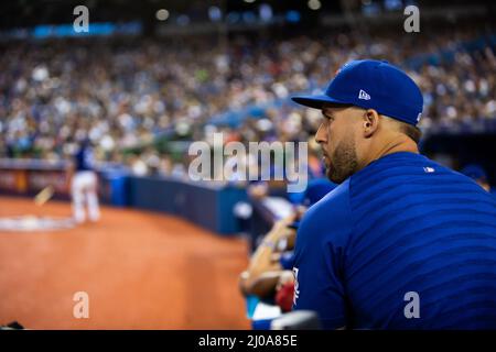 George Springer, outfielder blessé, est assis au sommet du dugout pendant que les Blue Jays de Toronto jouent au Rogers Centre Banque D'Images