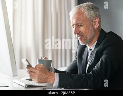 Ce que cela signifie d'être un collier blanc. Photo courte d'un beau homme d'affaires mature en tenue d'entreprise. Banque D'Images