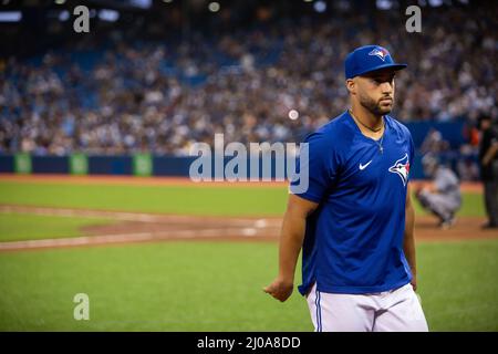 George Springer, outfielder blessé, s'élance devant le dugout pendant que les Blue Jays de Toronto jouent au Centre Rogers Banque D'Images