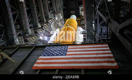 Cape Canaveral, Floride, États-Unis. 17th mars 2022. À l'intérieur de High Bay 3 du bâtiment d'assemblage de véhicules de la NASA, les plates-formes de travail ont été rétractées autour du système de lancement spatial Artemis I. Les équipes de la NASA et de Jacobs poursuivront les essais à l'intérieur du VAB avant de transporter l'engin spatial Orion jusqu'au bâtiment d'assemblage et de l'empiler au-dessus du SLS, en terminant l'assemblage de la fusée pour la mission Artemis I. Artemis I sera le premier test intégré des engins spatiaux SLS et Orion. Crédit : ZUMA Press, Inc./Alay Live News Banque D'Images