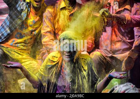 Mathura, Uttar Pradesh, Inde. 12th mars 2022. Les dévotés hindous jouent avec des poudres colorées (Gulal) au Temple Radharani de Nandgaon pendant le festival. Holi Festival of India est l'une des plus grandes célébrations colorées en Inde que beaucoup de touristes et de dévotés se réunissent pour observer cet événement coloré. Marquant le début du printemps, le festival célèbre l'amour divin de Radha et de Krishna et représente la victoire du bien sur le mal. (Image de crédit : © Avishek Das/SOPA Images via ZUMA Press Wire) Banque D'Images