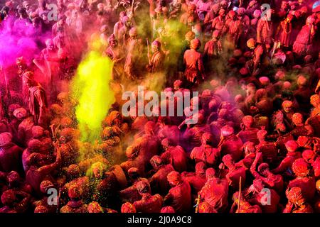 Mathura, Uttar Pradesh, Inde. 12th mars 2022. Les dévotés hindous jouent avec des poudres colorées (Gulal) au Temple Radharani de Nandgaon pendant le festival. Holi Festival of India est l'une des plus grandes célébrations colorées en Inde que beaucoup de touristes et de dévotés se réunissent pour observer cet événement coloré. Marquant le début du printemps, le festival célèbre l'amour divin de Radha et de Krishna et représente la victoire du bien sur le mal. (Image de crédit : © Avishek Das/SOPA Images via ZUMA Press Wire) Banque D'Images