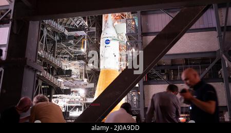 Cape Canaveral, Floride, États-Unis. 16th mars 2022. La fusée SLS (Space Launch System) de la NASA à bord de l'engin spatial Orion est vue au sommet d'un lanceur mobile à High Bay 3 du bâtiment d'assemblage de véhicules, alors que les membres des caméras à distance de configuration des médias pour capturer le premier déploiement du complexe de lancement 39B, le mercredi 16 mars 2022, Au Kennedy Space Center de la NASA en Floride. Crédit : ZUMA Press, Inc./Alay Live News Banque D'Images