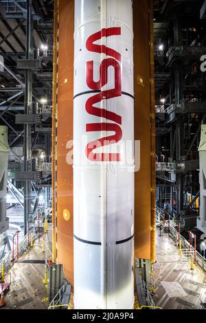 Cape Canaveral, Floride, États-Unis. 14th mars 2022. À l'intérieur de High Bay 3 du bâtiment d'assemblage de véhicules du Kennedy Space Center de la NASA en Floride, l'application du logo de ver de la NASA est complète sur le deuxième des deux boosters de fusée plein pour le système de lancement spatial Artemis I le 14 mars 2022. Les engins spatiaux SLS et Orion sont empilés dans la baie haute et prêts à être mis en place pour lancer le complexe 39B pour une répétition de la robe humide. Artemis I sera le premier test intégré des engins spatiaux SLS et Orion. Crédit : ZUMA Press, Inc./Alay Live News Banque D'Images